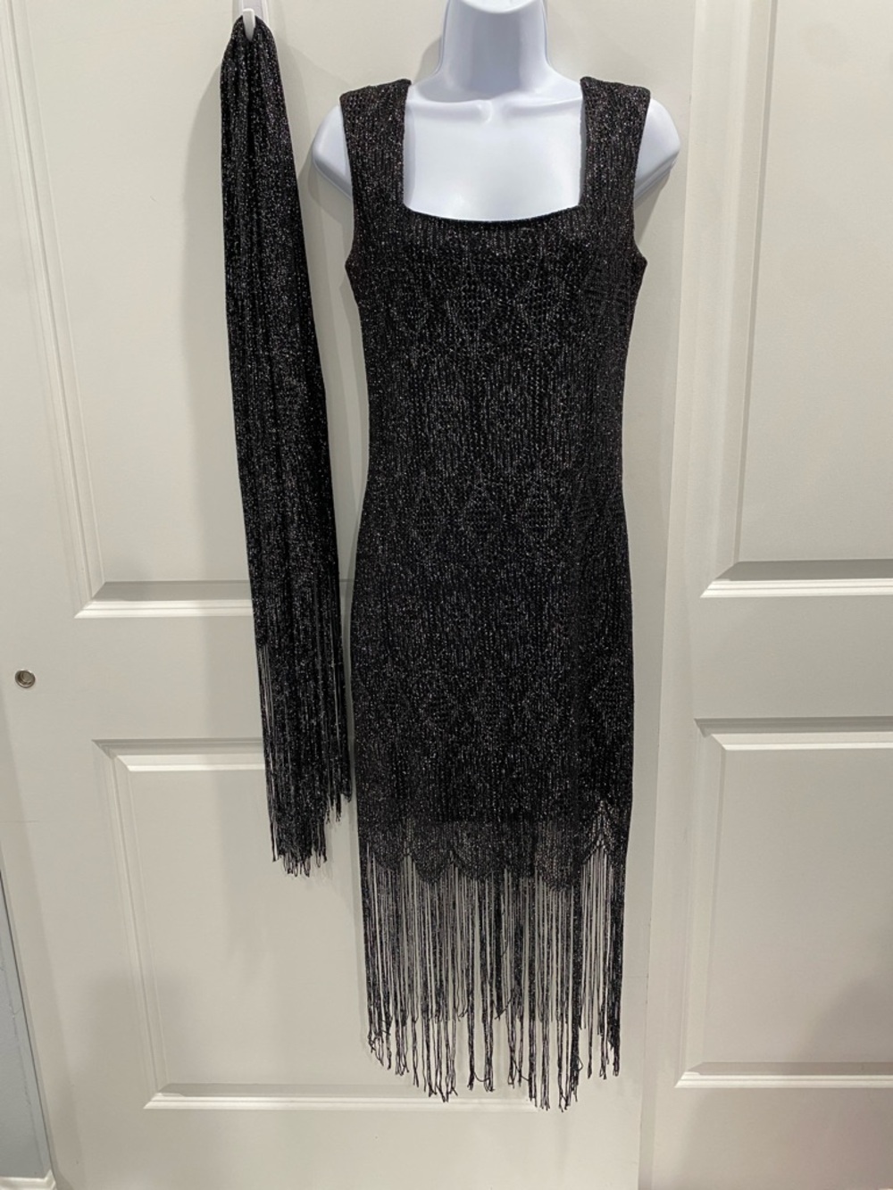 Onyx Nite Sparkly Metallic Black Cocktail Dress With Scalloped Fringe Hem Size 4 - Picture 1 of 17